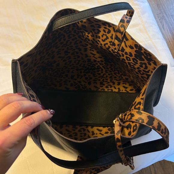 Street Level Reversible Tote - Picture 3 of 10